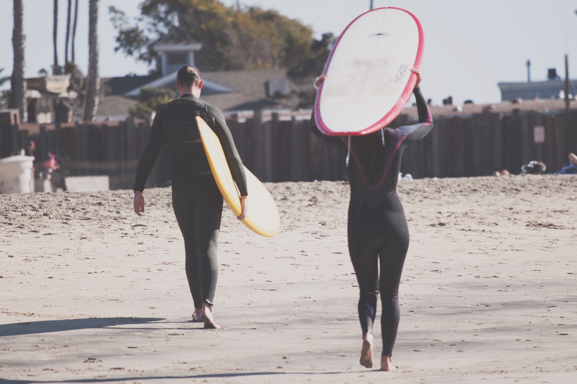 pareja surfeando 3