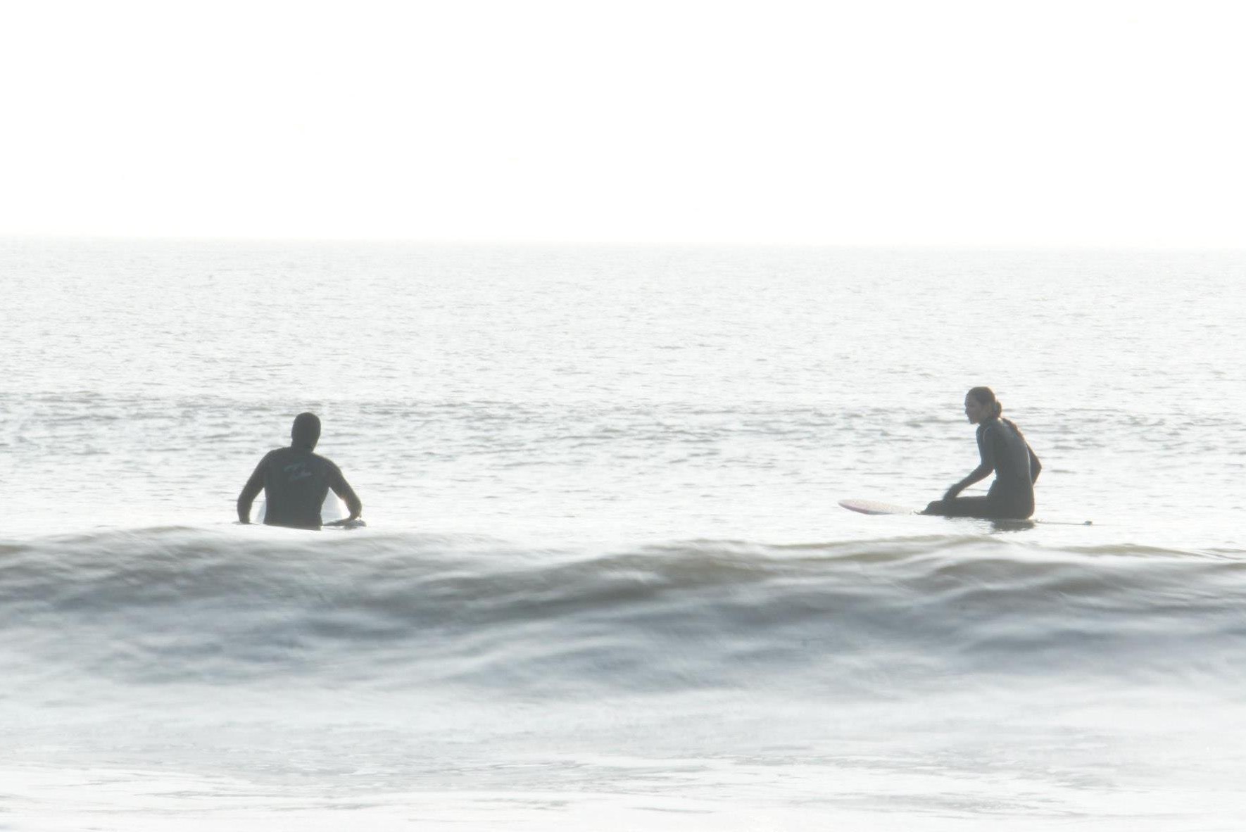 pareja surfeando 2