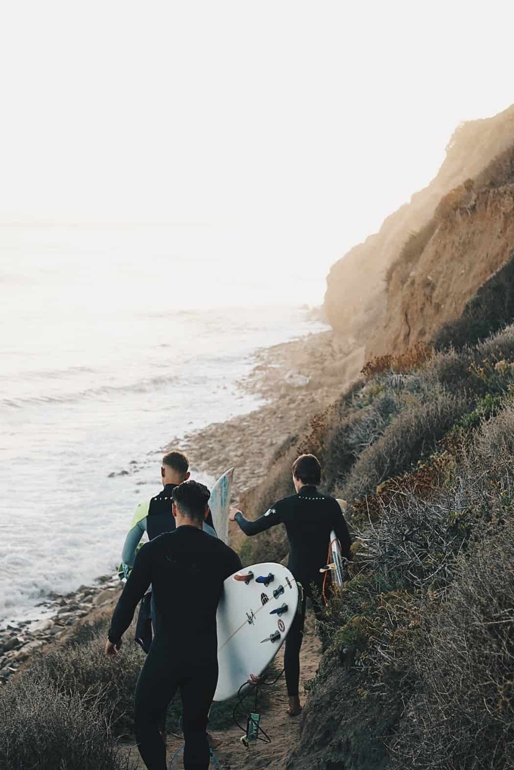Los 5 mejores destinos de estudio para los fanáticos del surf - Clases de surf en asturias Clases de surf en asturias