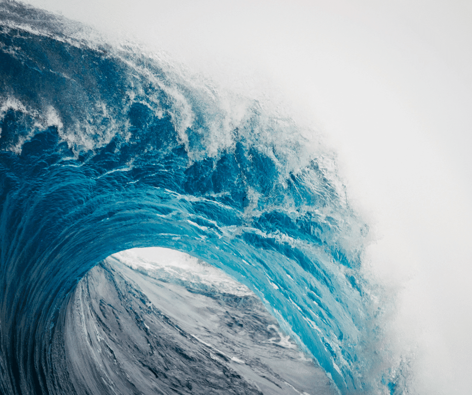 Video HD en cámara súper lenta de un surfista de olas grandes en un tubo monstruoso de 12 pies.